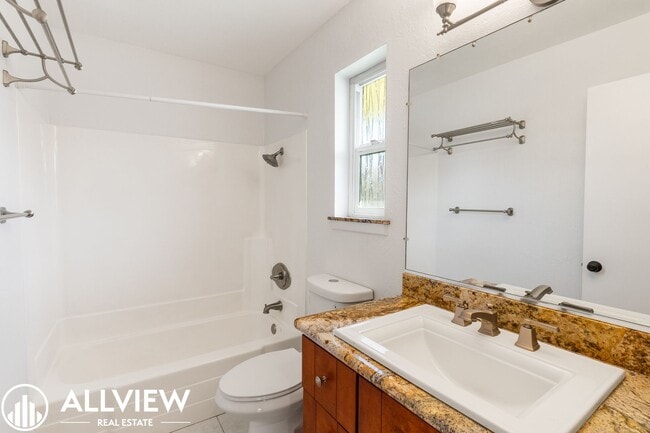 Building Photo - Large 1 Bed/1 Bath Available in Huntington...