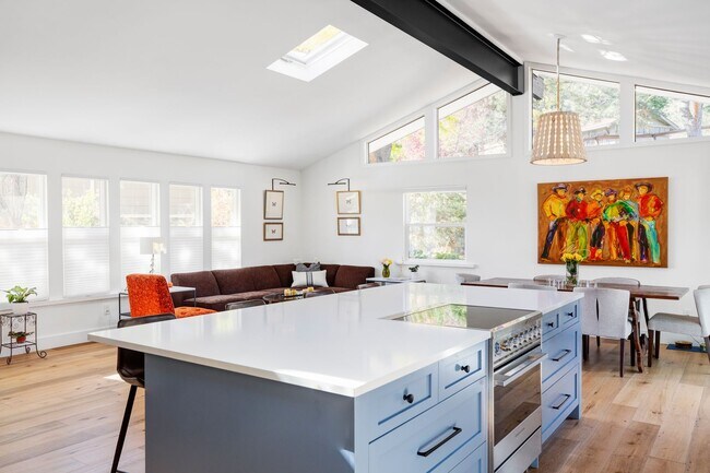 Building Photo - Modern 2 BDR Retreat: Serene Backyard