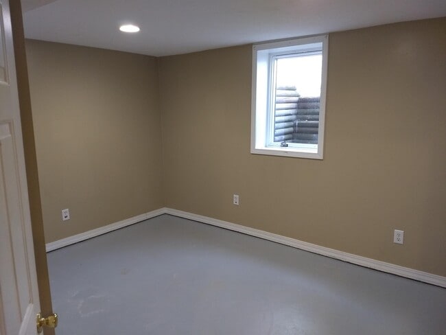 Building Photo - 1414 E 5th St