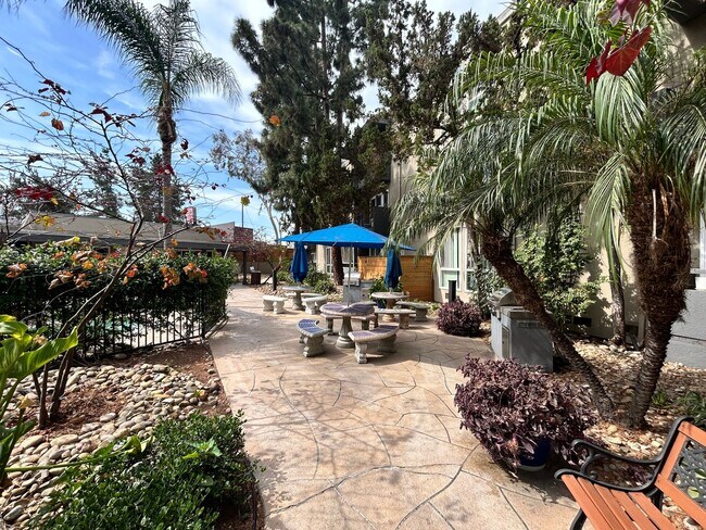 Building Photo - Stunning 1BD/1BA W/ Reserved Parking and Laundry On-Site in College East!