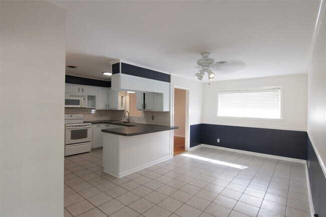 Building Photo - 7030 Sharpview Dr