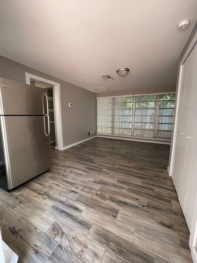 Building Photo - R1026 University Heights