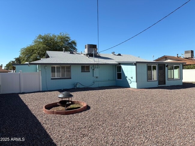 Building Photo - 10530 W Hope Dr