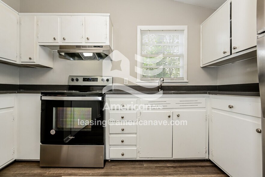Building Photo - 2143 Snellings Dr