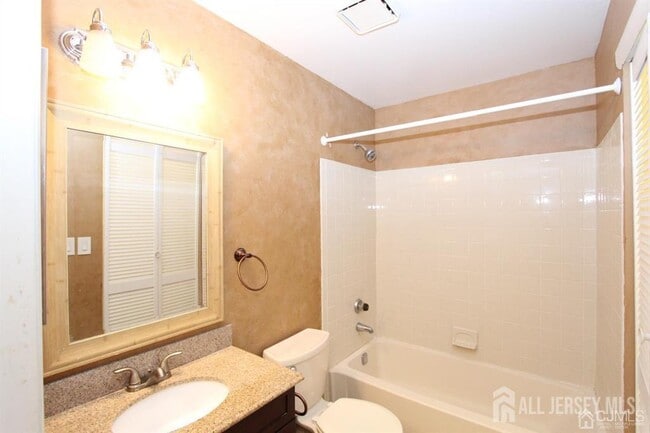 Building Photo - 208 Ravens Crest Dr