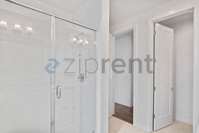 Building Photo - Unit