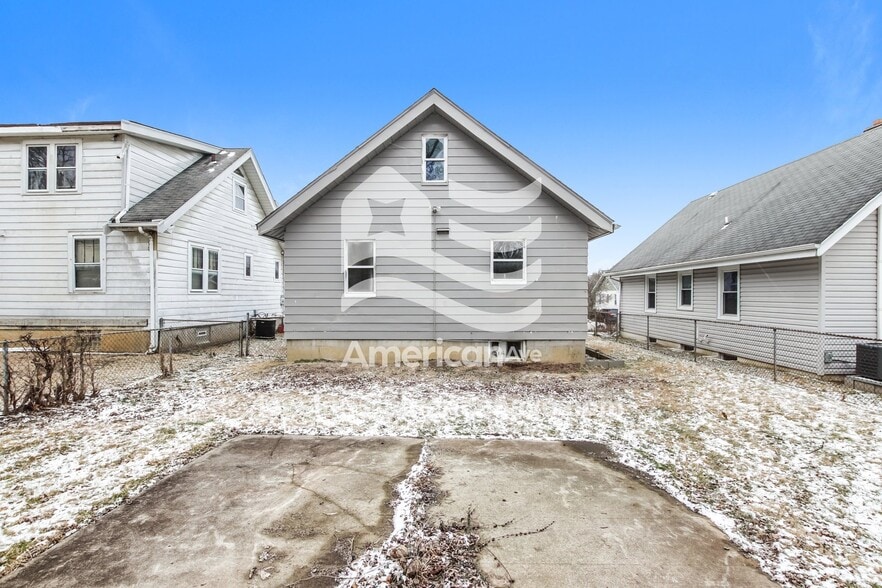 Building Photo - 1823 Sundale Ave