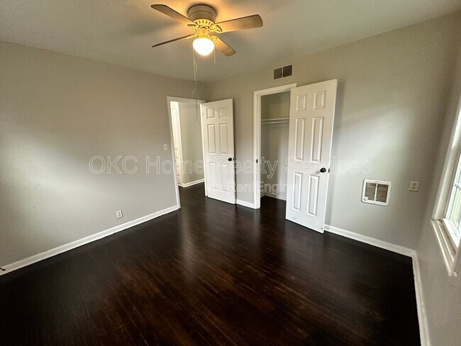 Building Photo - 3117 N Lindsay Ave