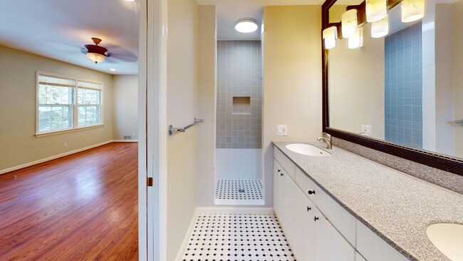 Building Photo - Bethesda/Friendship Heights Four Bedroom I...