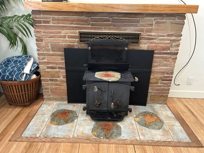 Building Photo - 2 bed, 1 bath, Bonus Room with Built-in Bar