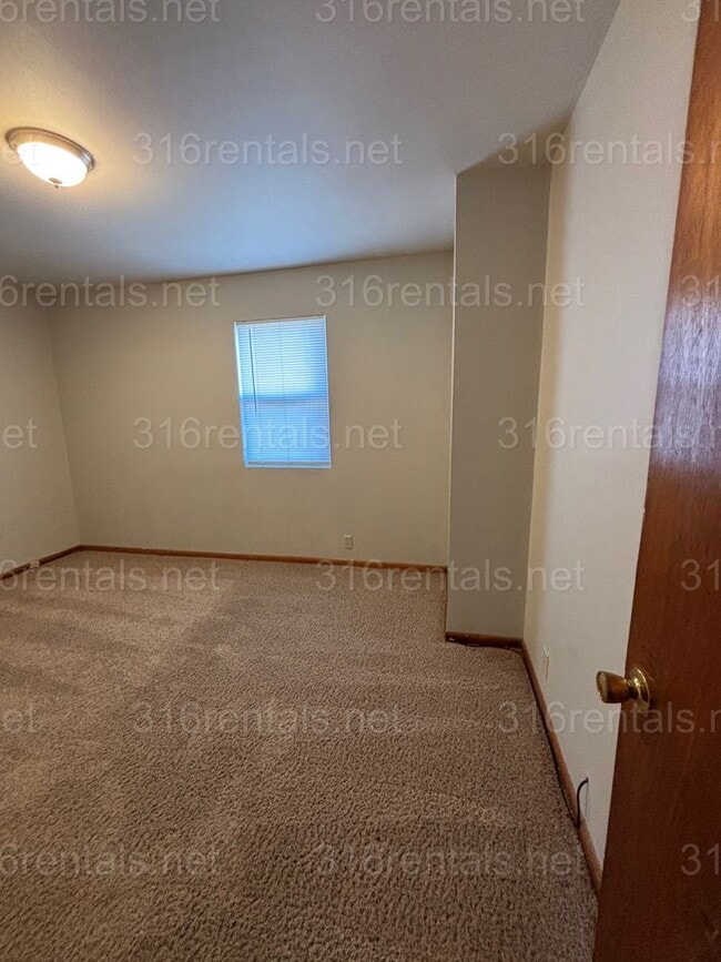 Building Photo - Duplex 2 bed 1 bath available NOW!