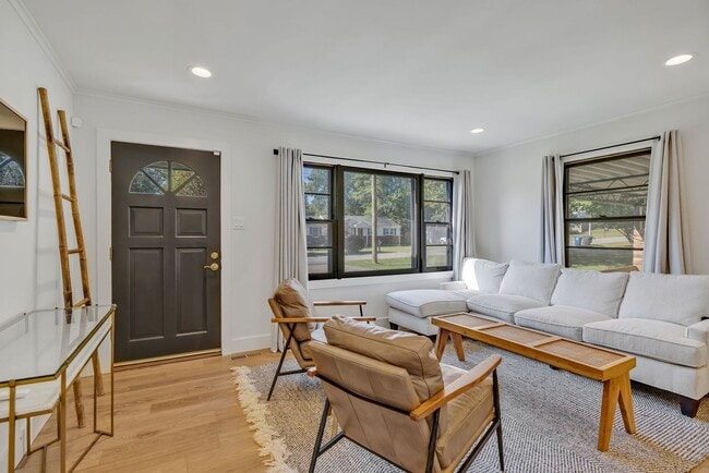 Building Photo - Beautifully furnished short-term rental in...