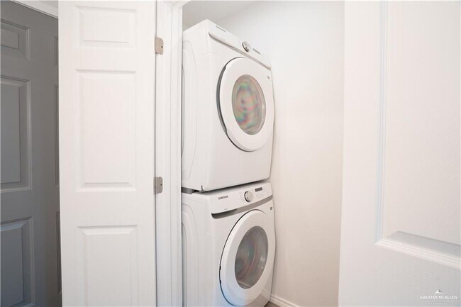 Building Photo - 16 Redwood Ave