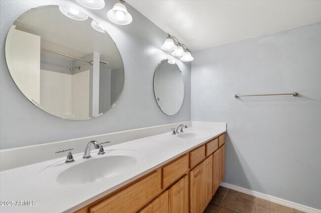 Building Photo - 2673 E Oakleaf Dr