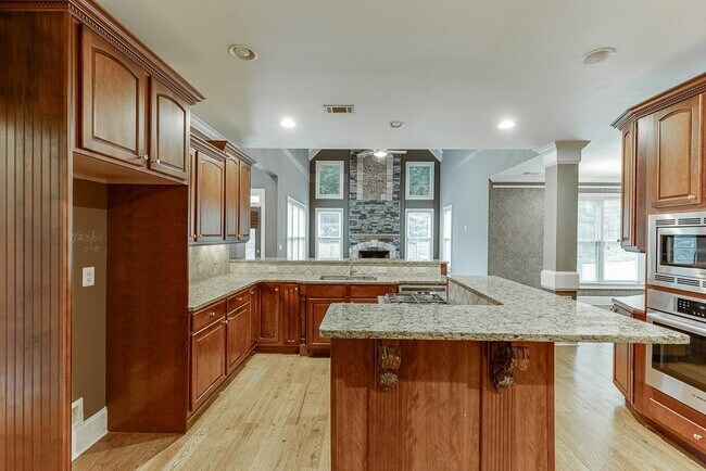 Building Photo - 940 Chateau Forest Rd