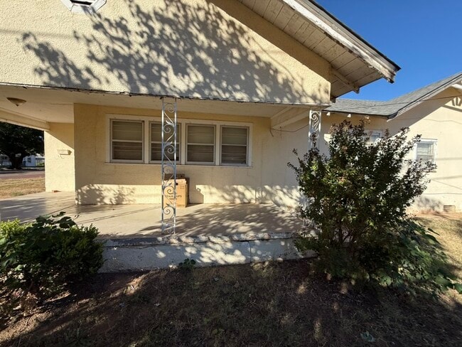 Building Photo - 400 W Garza St