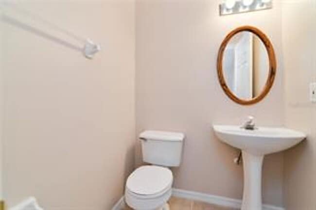 Building Photo - Nice 4/2.5 Home in East Orlando with 2-Car Garage