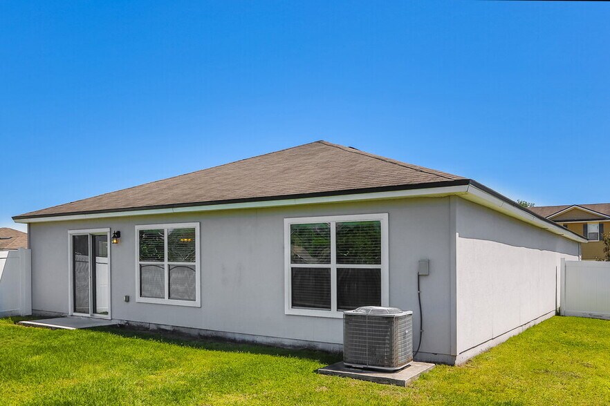 Building Photo - 3800 Falcon Crest Dr
