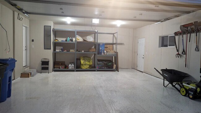 Building Photo - Furnished Queen Room with Closet & Private Bath