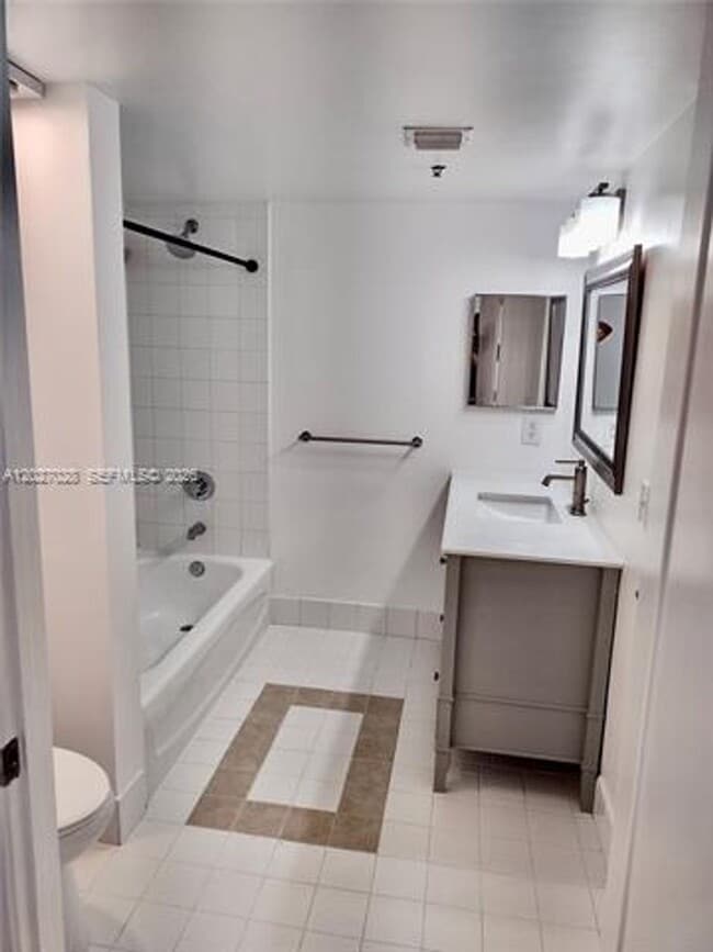 Building Photo - 1200 Brickell Bay Dr