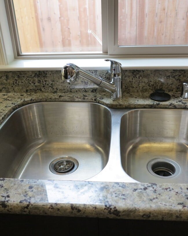 Building Photo - Charming 3 Bedroom & 2.5 Bathroom Available in Atascadero!