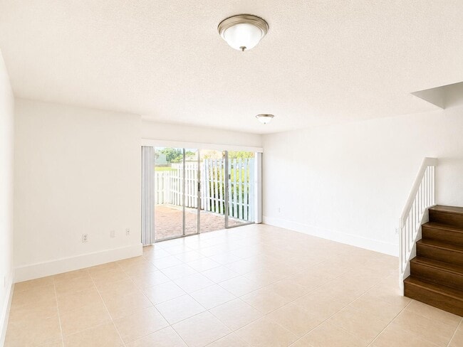 Building Photo - 887 Crystal Lake Dr