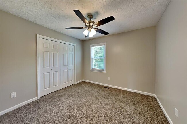 Building Photo - 450 Sumer Ln N