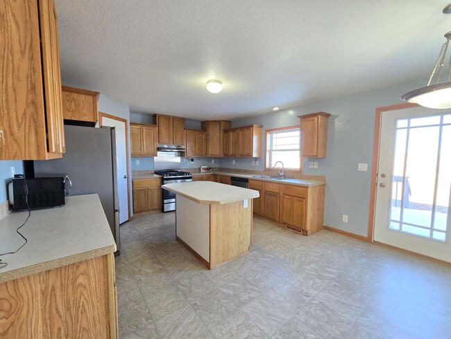 Building Photo - Awesome 4 Bedroom Ranch Home with Room for...