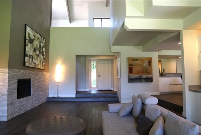 Building Photo - Newly Remodeled, Furnished 3 bed / 2.5 bat...