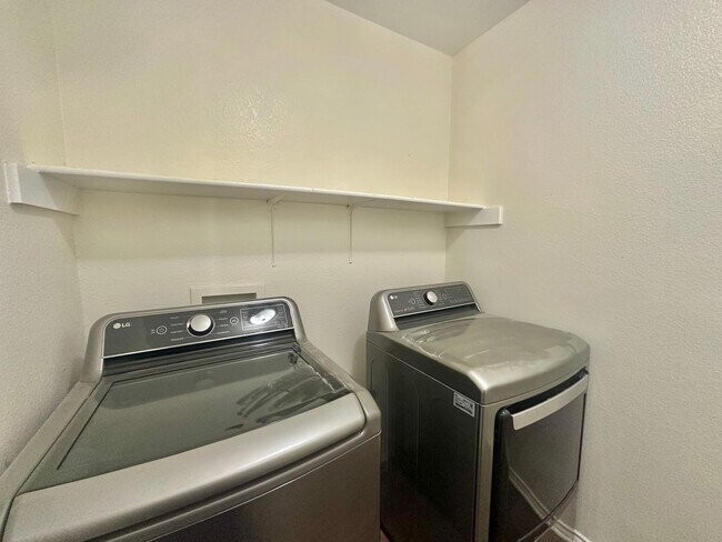 Building Photo - 3 BED 2.5 BATH WITH FRESH PAINT AND NEW AP...