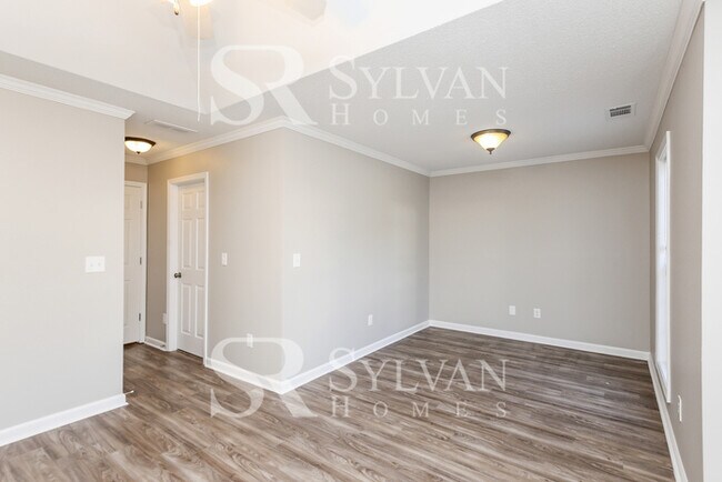 Building Photo - Spacious 5 bedroom home awaits you!