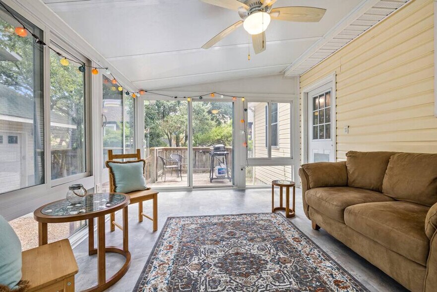 Building Photo - 912 Little Bay Ave