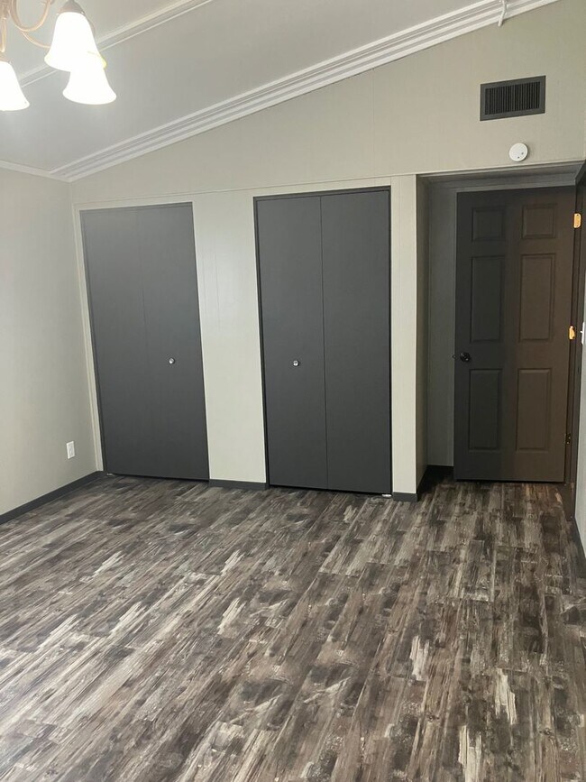 Building Photo - Stettin Duplex