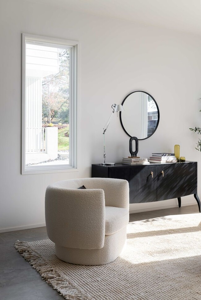 Building Photo - Great contempory home close to the heart o...