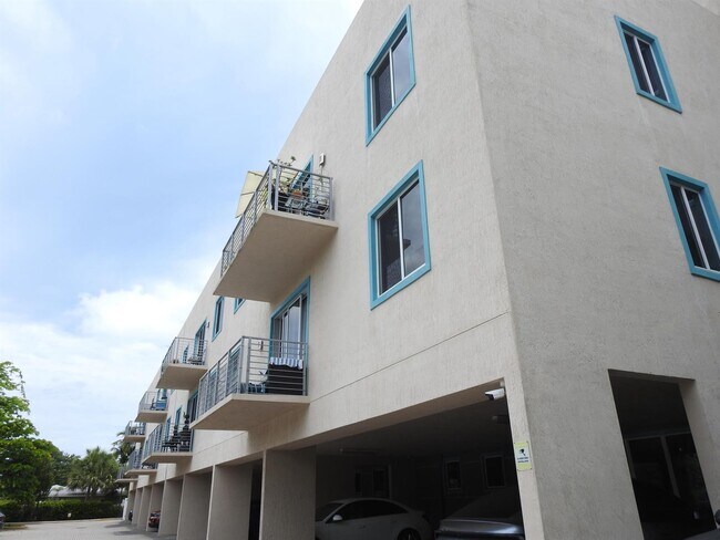 Building Photo - 1550 NE 34th Ct