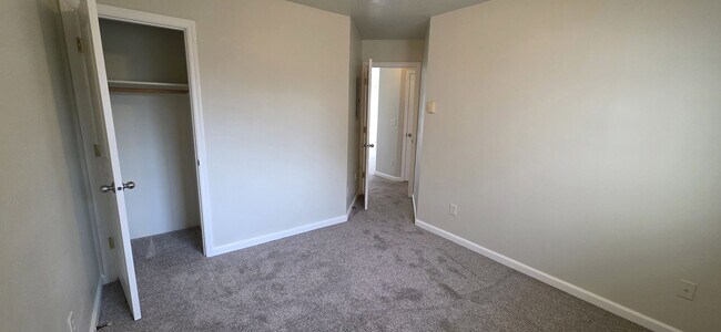 Building Photo - 2BD/2BA, Landscaping Included, In-Unit W/D