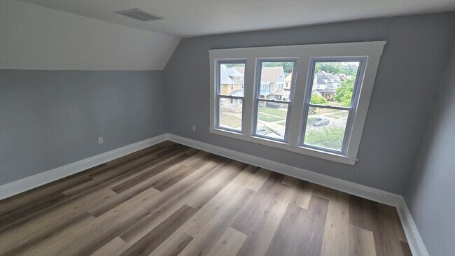 Building Photo - Exquisite 4 bed 3 bath with Air Conditioning