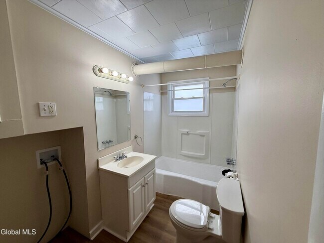 Building Photo - 13 School St