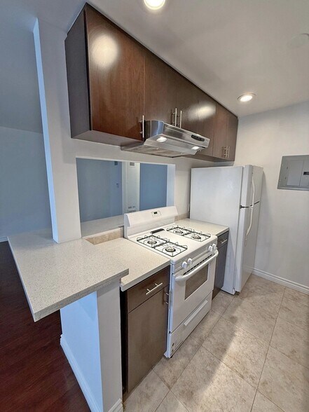 Building Photo - 536 N Sweetzer Ave