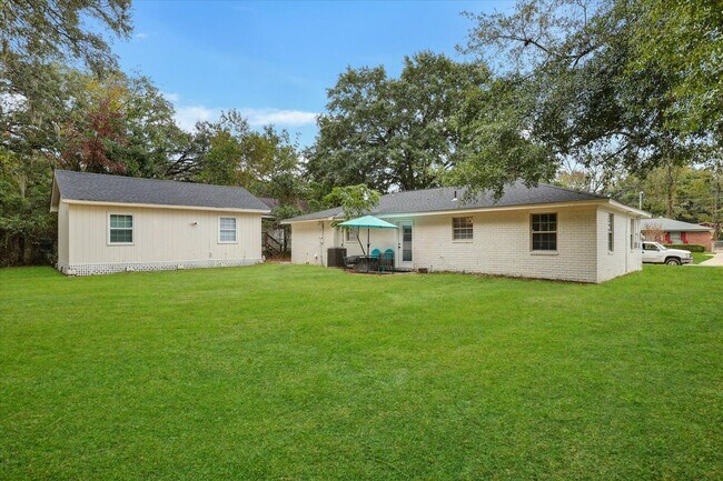 Building Photo - 4 Bedroom, 2 Bath Brick Home in Savannah