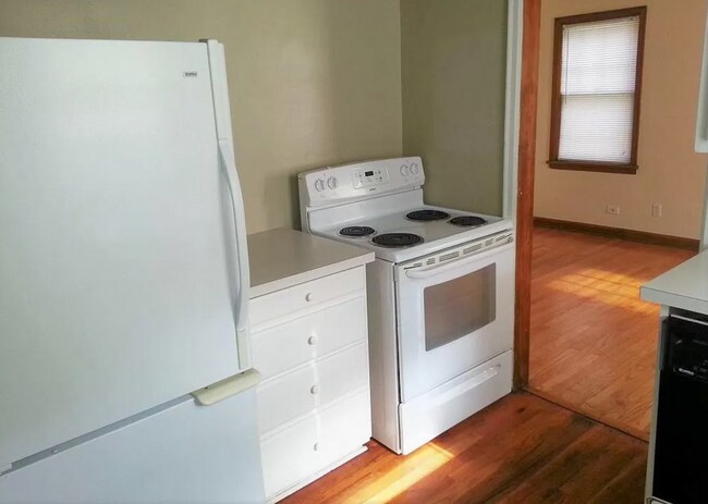 Building Photo - Charming 3 Bedroom Duplex Close to Dining,...