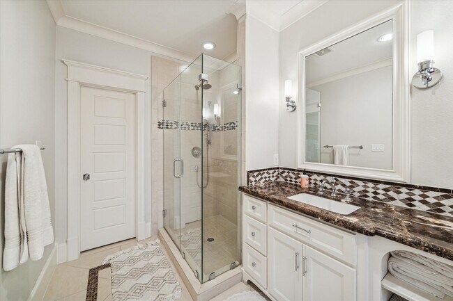 Building Photo - 1030 Waverly St