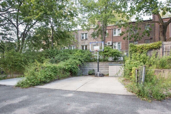 Building Photo - 68-41 Harrow St