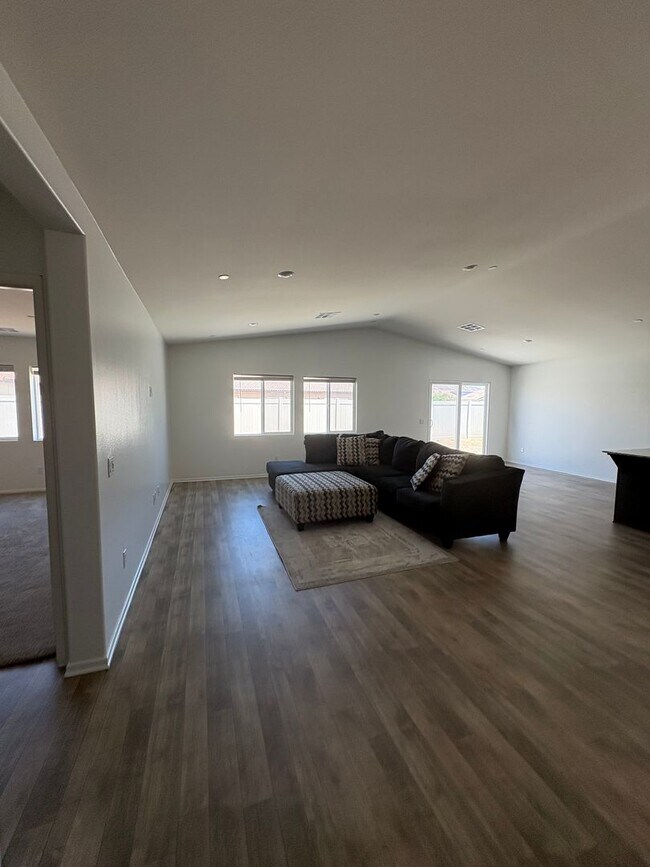 Building Photo - Beautiful Newly Built Single-Family Home-Hemet!