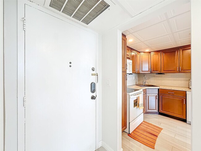 Building Photo - 2741 Taft St