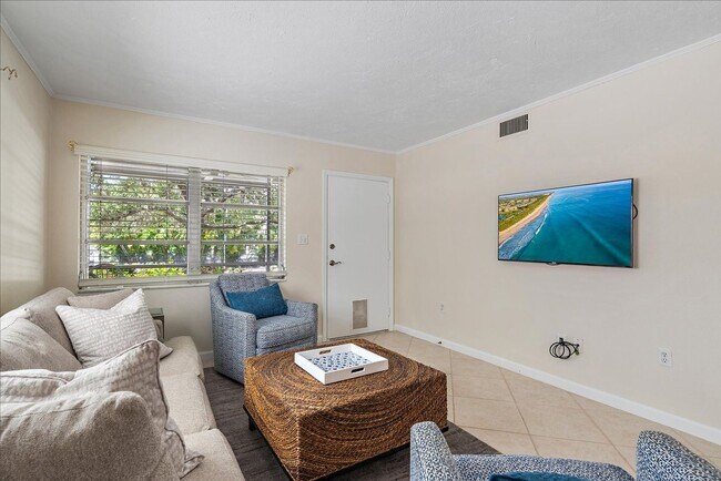 Building Photo - Beautifully updated 2 bed/2 bath located c...
