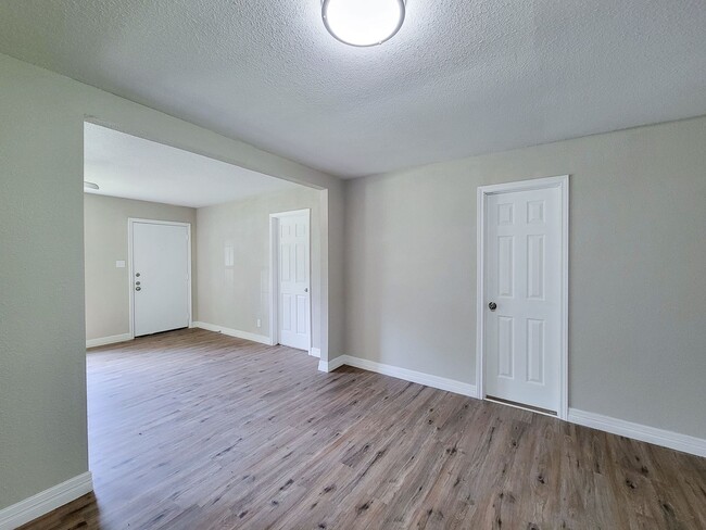 Building Photo - RECENTLY REMODELED 3 BEDROOM LEASE HOME