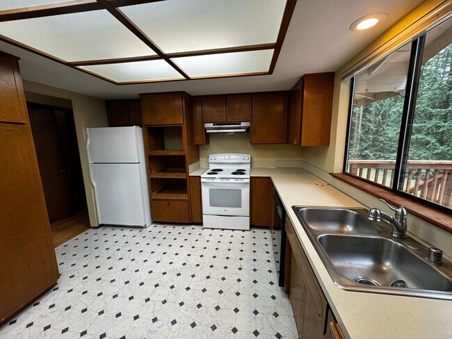 Building Photo - Silverdale Split-Level Home with Bonus Are...