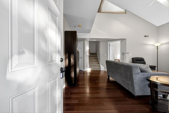 Building Photo - Creekside 1st floor unit Showing Saturday 1/31 10am-10:15am