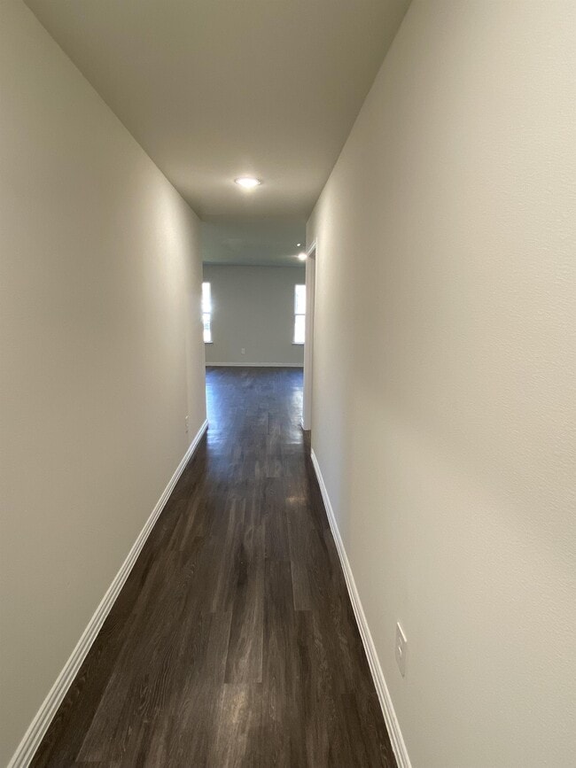 Building Photo - 104 Holiday Dr